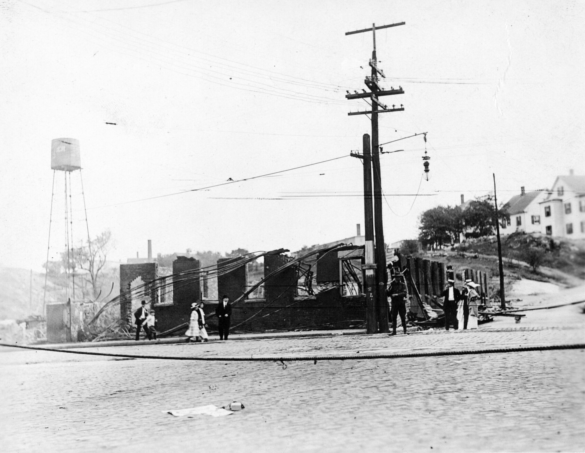 Where the Great Salem Fire of 1914 began, showing ruins at the intersection of Bridge, Boston, and Proctor Streets.
21, 23 & 25 Proctor St can be seen in the distance